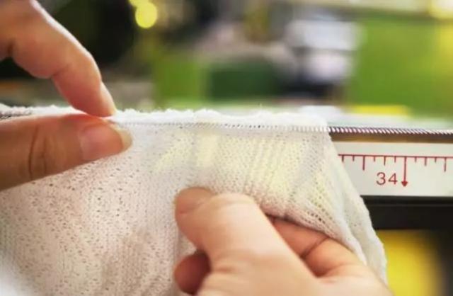 洗缩工艺 在湿,热状态下 羊绒通过摩擦 从而使织物组织更加紧密